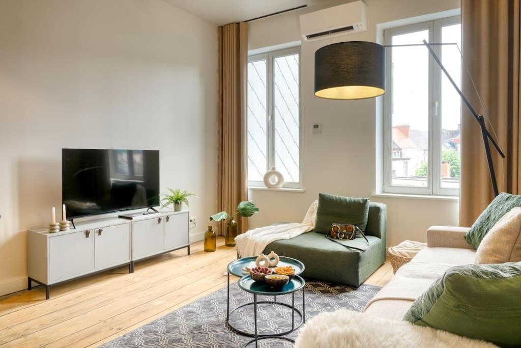 Spacious & Luminous Gem In Historic Building *