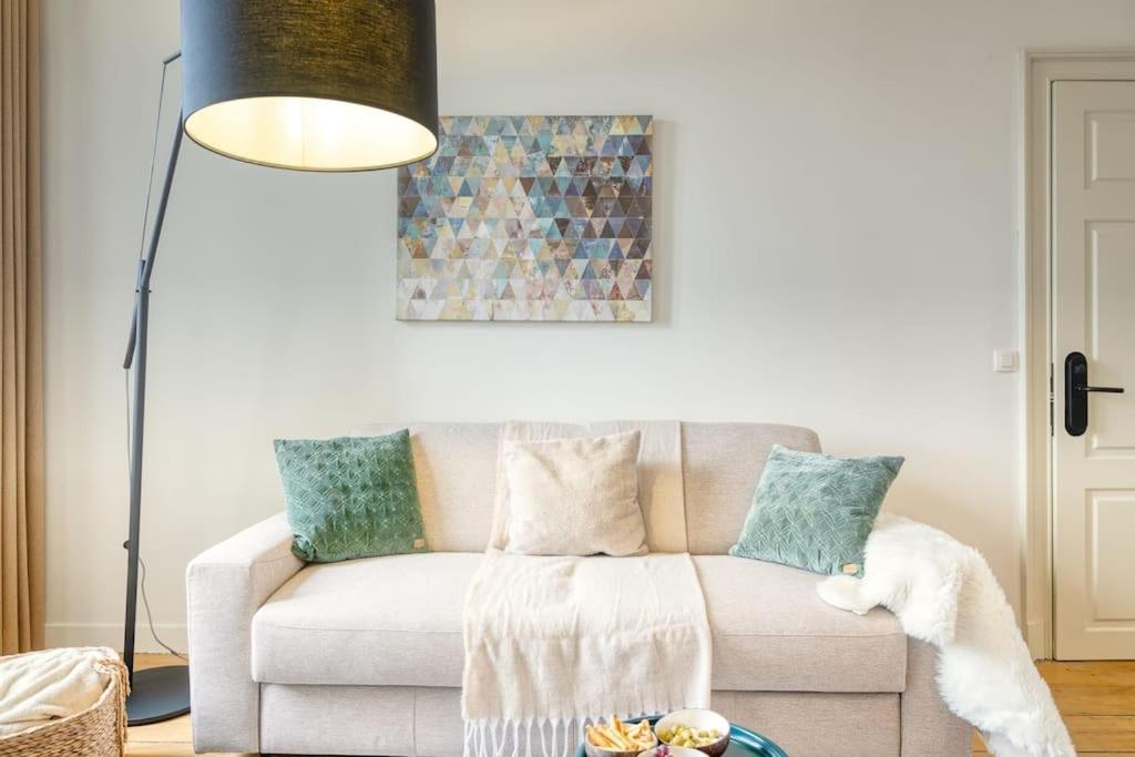 Spacious & Luminous Gem In Historic Building Apartment *