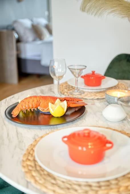 Spacious & Luminous Gem In Historic Building Apartment